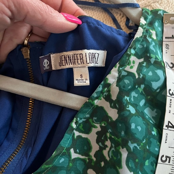 Jennifer Lopez Sleek Green Patterned Large Tiered Sleeve Blouse Women’s size S - Picture 9 of 15